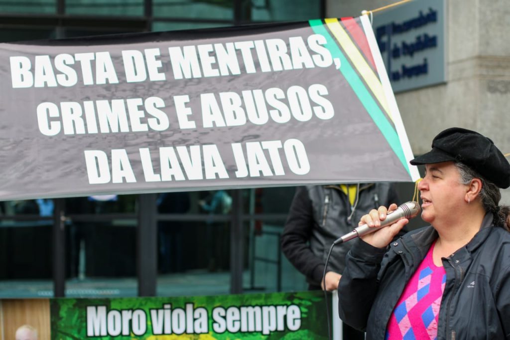 Manifestantes vão ao MPF em Curitiba dar "adeus" ao procurador Deltan Dallagnol da força-tarefa da Lava Jato 2 Manifestantes vao ao MPF 1