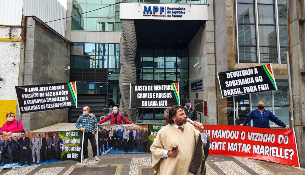 Manifestantes vão ao MPF em Curitiba dar "adeus" ao procurador Deltan Dallagnol da força-tarefa da Lava Jato 1 Manifestantes vao ao MPF