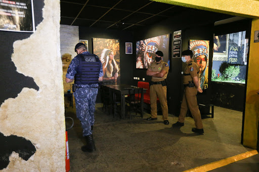 acao fecha bar