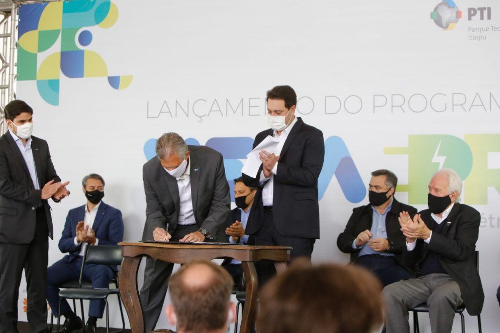 Governo do Estado lança projeto de compartilhamento de veículos adotado no Parque Tecnológico Itaipu 2 eletricos itaipu1