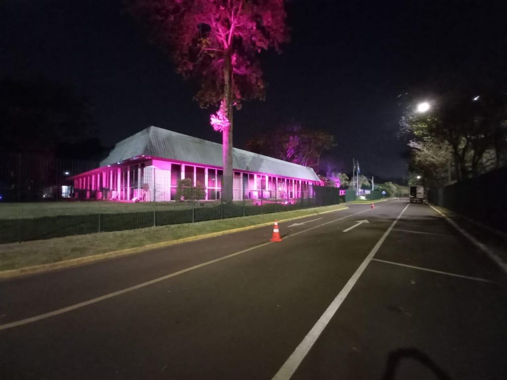 Oficialmente, nesta quinta-feira (1º), Itaipu se veste de rosa. Veja fotos! 2 itaipu outubro rosa1