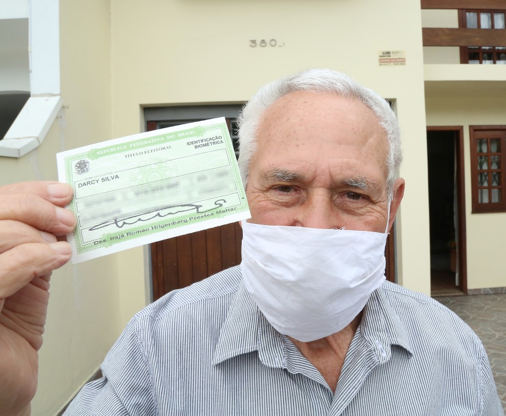 Darcy Silva de 75 anos diz que esta com medo de ir a secao eleitoral para votar em Curitiba Foto Giuliano Gomes PR PRESS