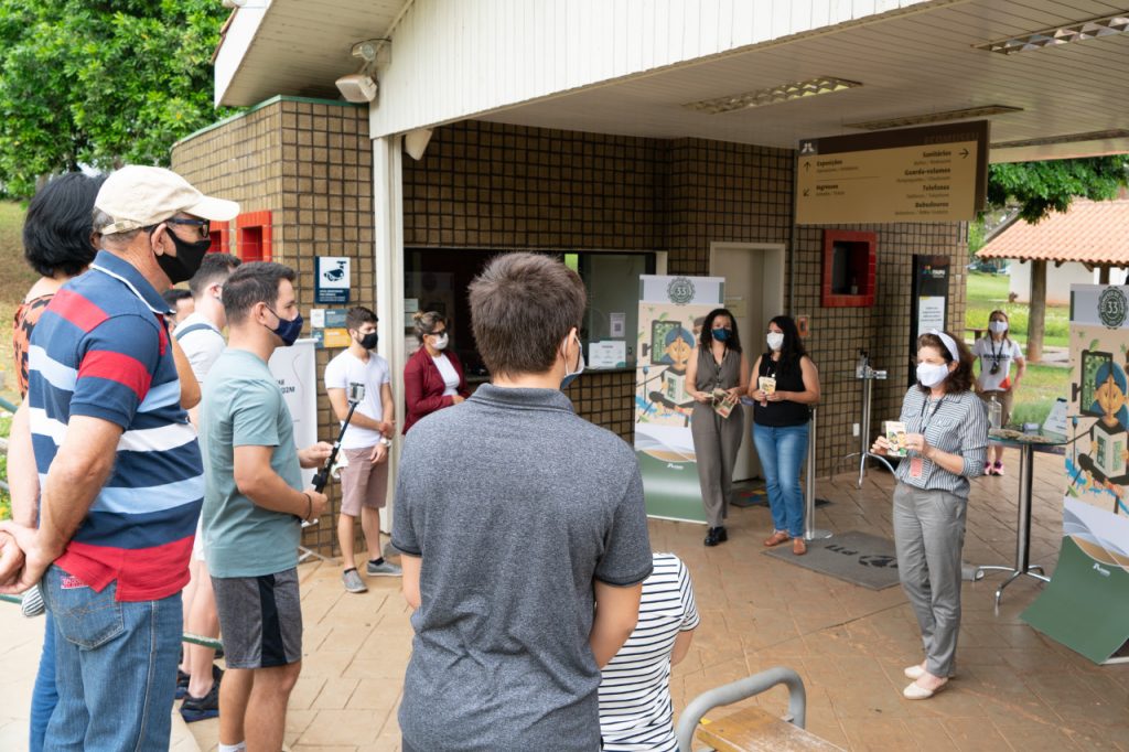 Itaipu lança Guia Ilustrado para orientar os turistas na visita ao Ecomuseu 1 Distribuicao mobilizou equipe do Ecomuseu que completa 33 anos no dia 16