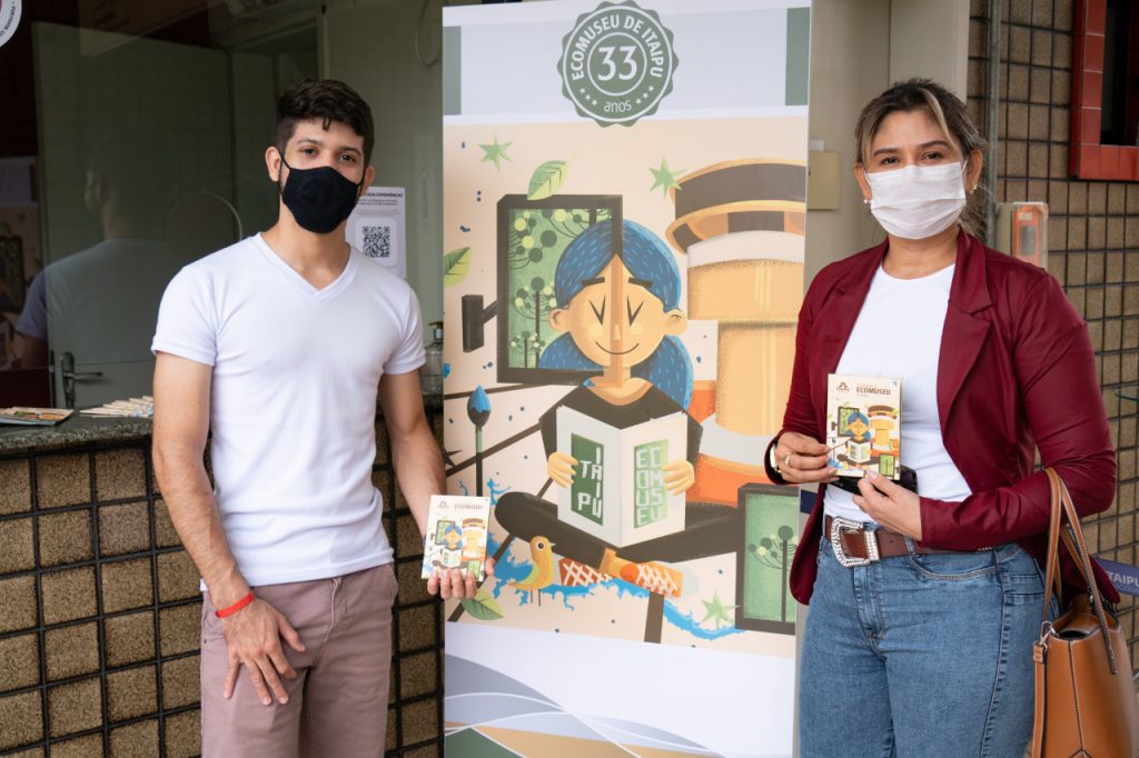 Itaipu lança Guia Ilustrado para orientar os turistas na visita ao Ecomuseu 2 Marco Miranda e Betania Silva de Macapa Foto Sara Cheida Itaipu Binacional