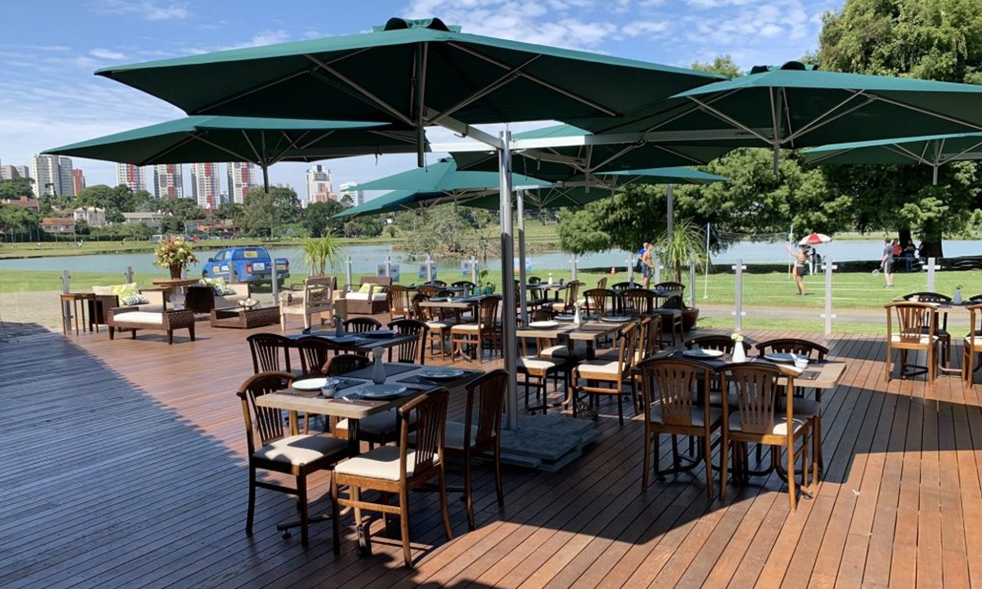 bar com deck amplo