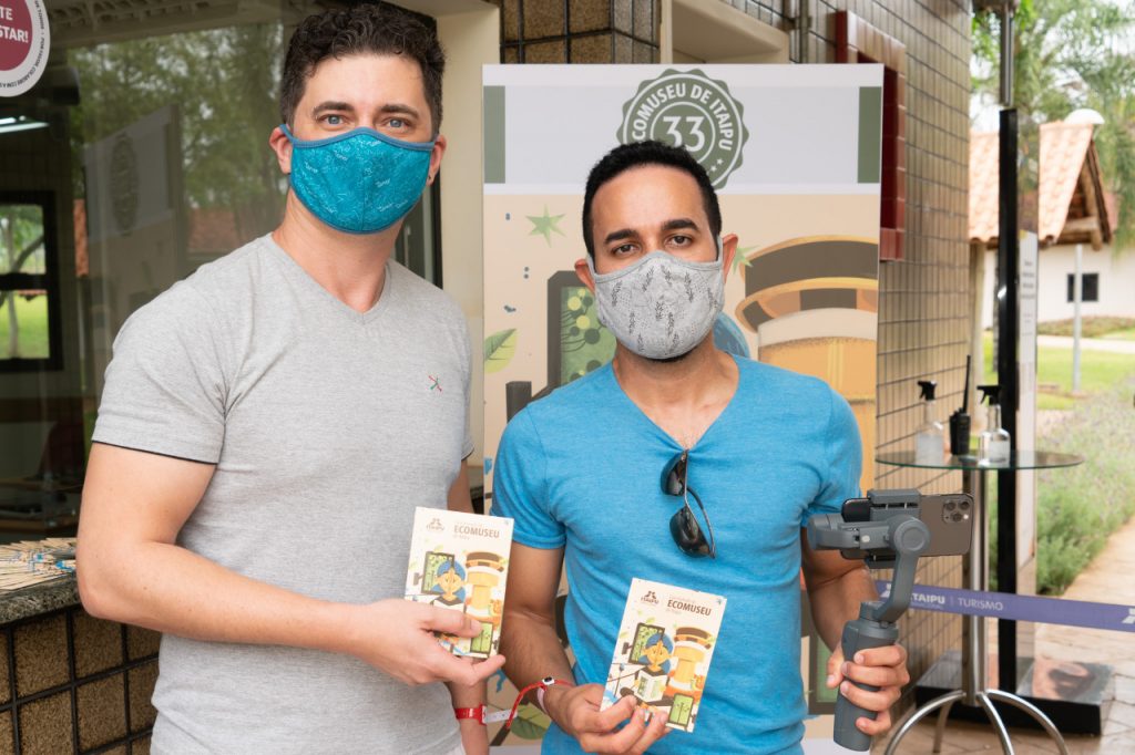 Itaipu lança Guia Ilustrado para orientar os turistas na visita ao Ecomuseu 4 medico Carlos Bastos e o professor Franklin Zillme