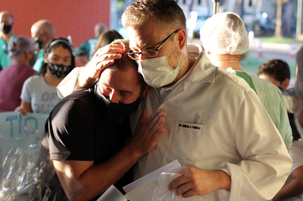 192 motivos para comemorar: Hospital Ministro Costa Cavalcanti celebra mais uma alta hospitalar da covid-19 4 paciente alta covid 5