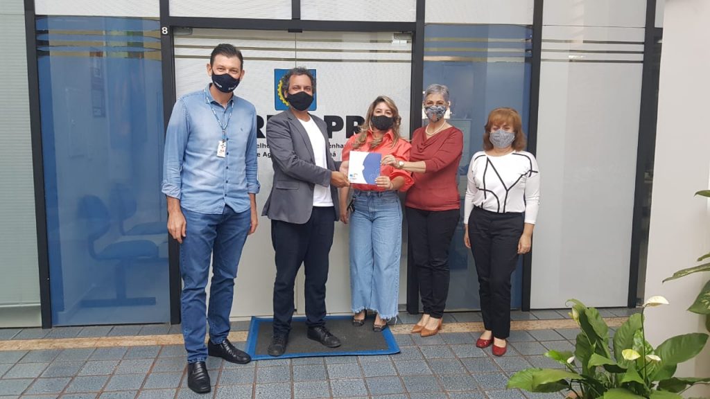 Candidatos a prefeito de Foz do Iguaçu recebem propostas da Agenda Parlamentar 2020 do Crea-PR 2 FOTO 2 2