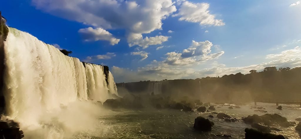 A natureza no palco, por Wemerson Dablioe, com imagens de lavar os olhos feitas por Nilton Rolin 3 cataratas nilton rolin 3