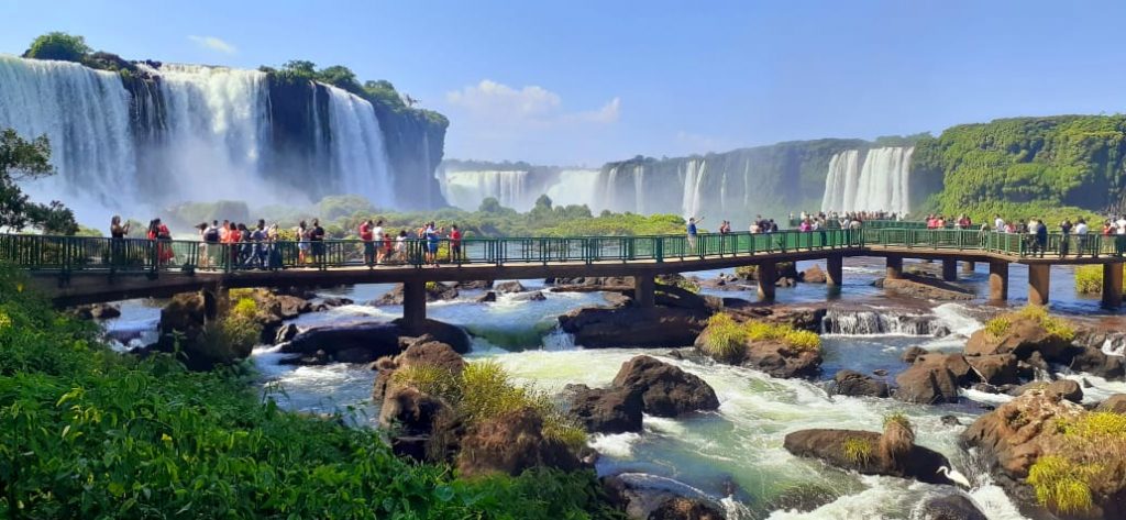 A natureza no palco, por Wemerson Dablioe, com imagens de lavar os olhos feitas por Nilton Rolin 5 cataratas nilton rolin 6