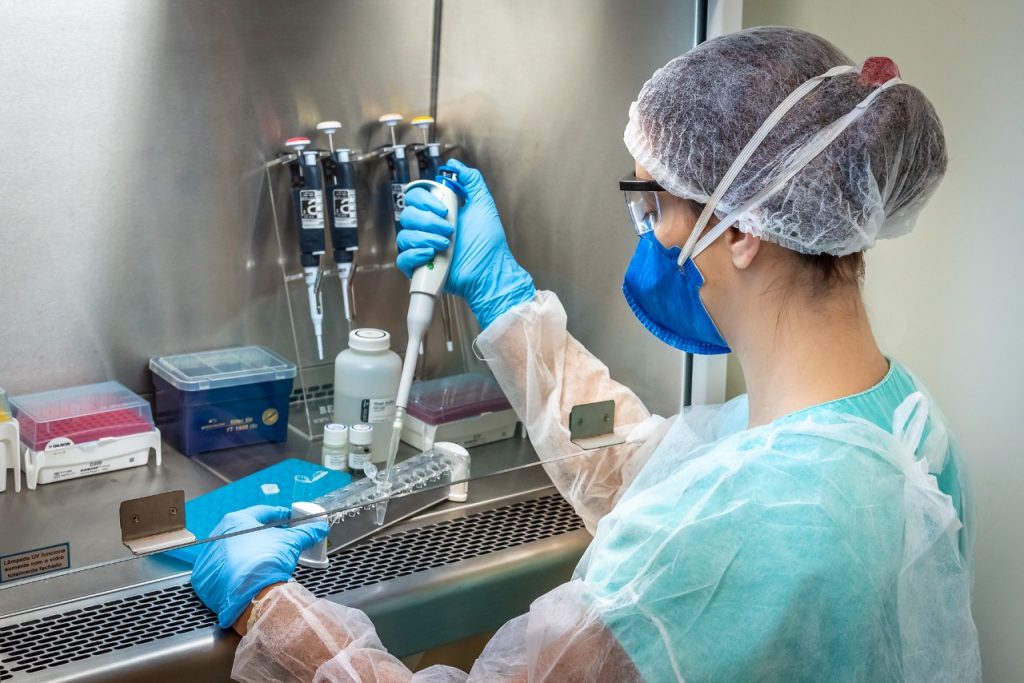 Laboratório do Hospital Costa Cavalcanti de Foz do Iguaçu já analisou mais de 25 mil de testes para covid-19 1 covid teste hmcc 1