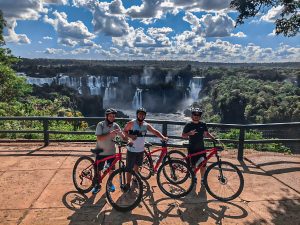 Conhecer para divulgar - funcionários dos Hotéis Viale em passeio de bicicleta nas Cataratas. (
