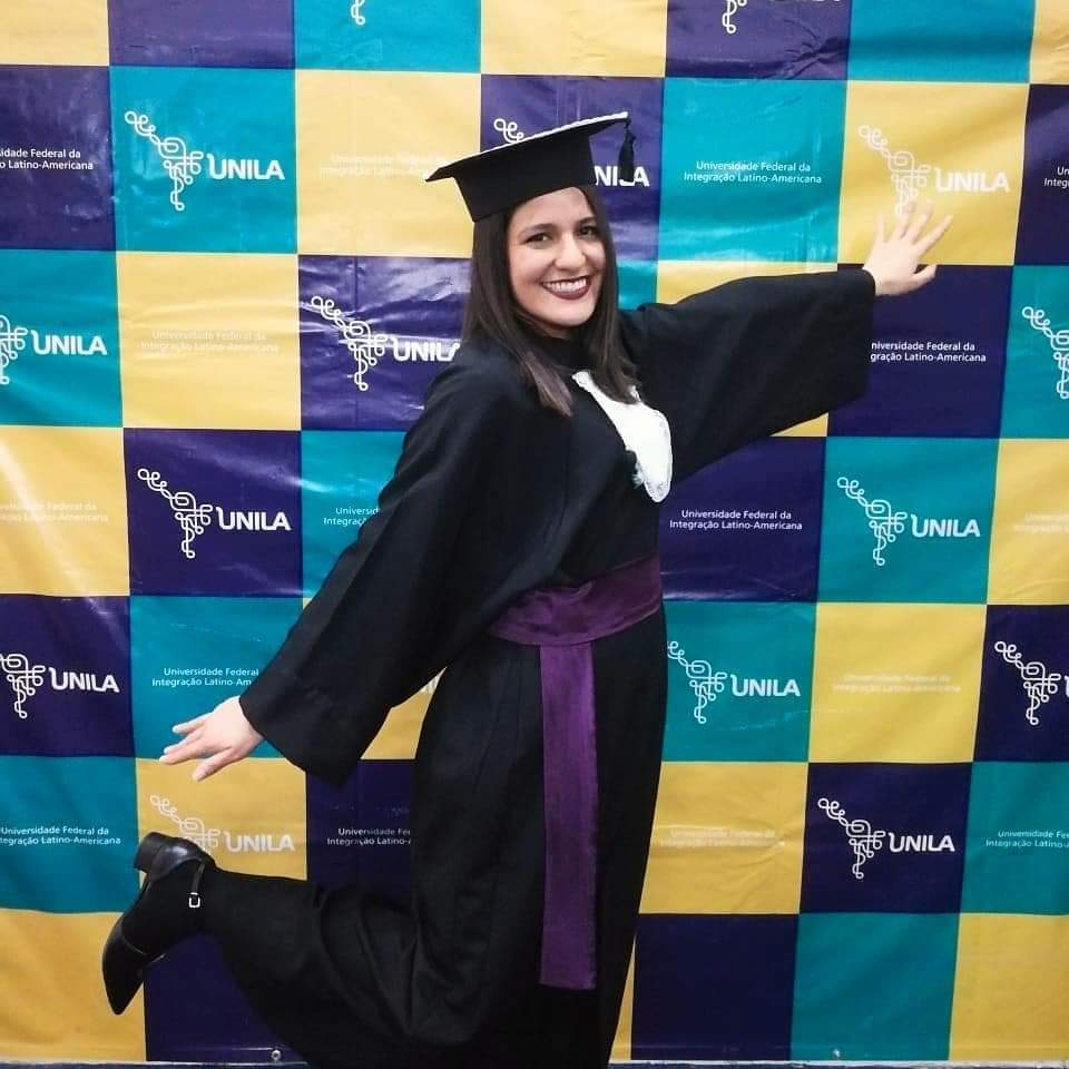 Em 2020, 90 estudantes da UNILA graduaram-se durante o período da pandemia. Veja fotos! 2 Eliana formatura