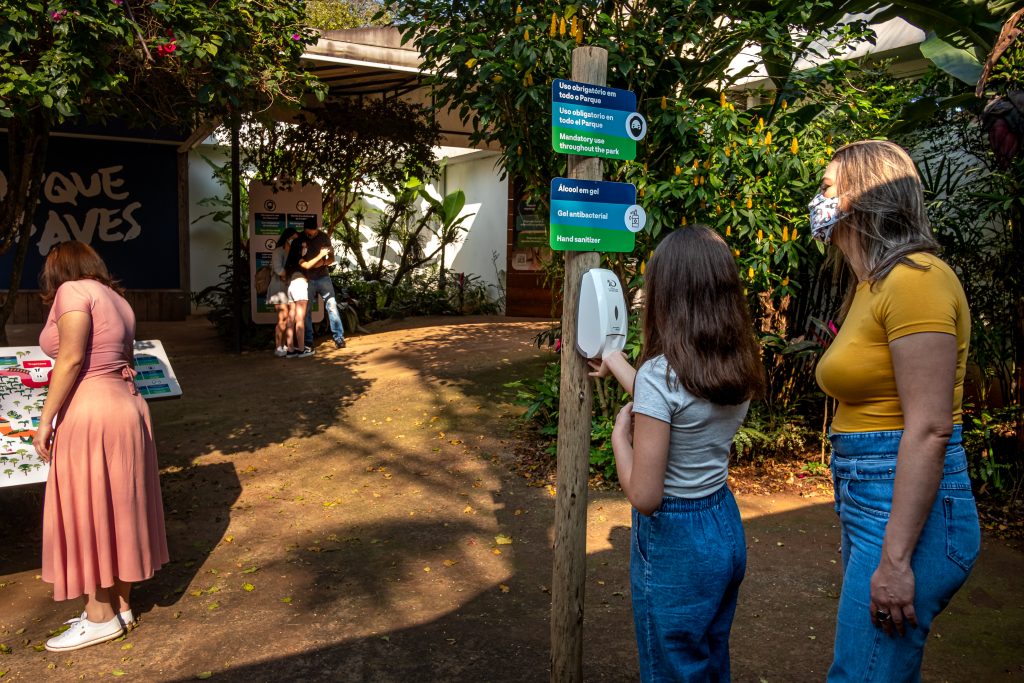 Já garantiu seu ingresso para o Parque das Aves de Foz do Iguaçu? 3 Estacoes de alcool em gel estao espalhadas por toda trilha