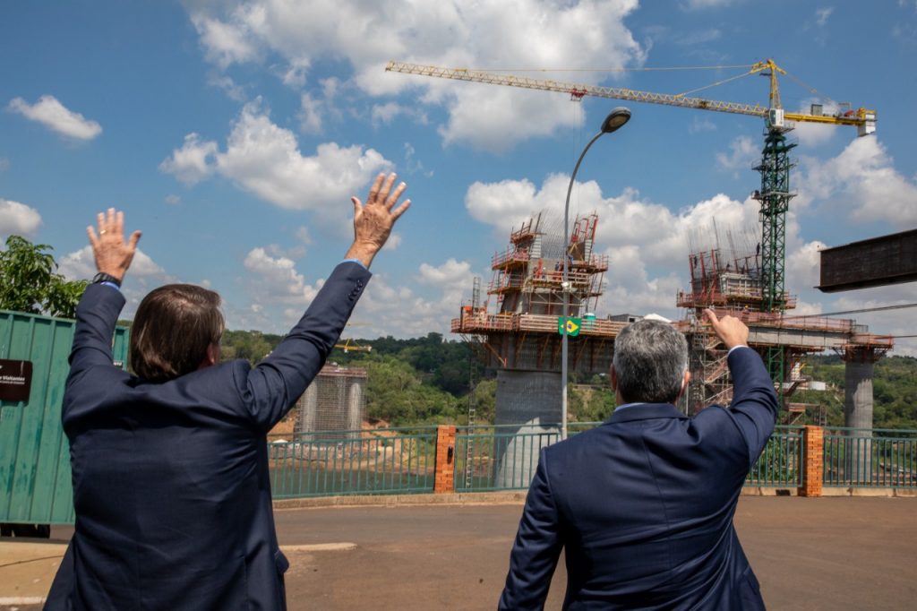 Segunda ponte: financiada pela margem brasileira de Itaipu, metade da obra já deverá estar pronta até o final do ano 7 Marito e Bolsonaro Foto Rubens Fraulini Itaipu Binacinal
