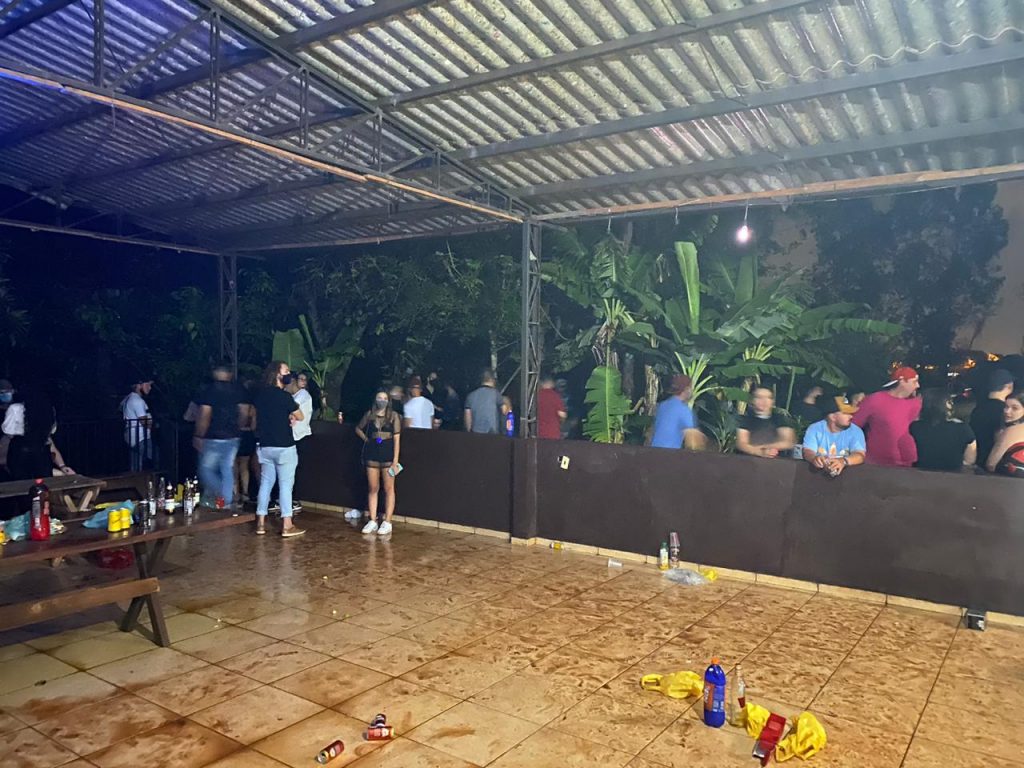 Força-tarefa dispersa festa rave com 600 jovens em chácara de Foz do Iguaçu. Veja fotos das ações! 4 festas barradas em foz 4