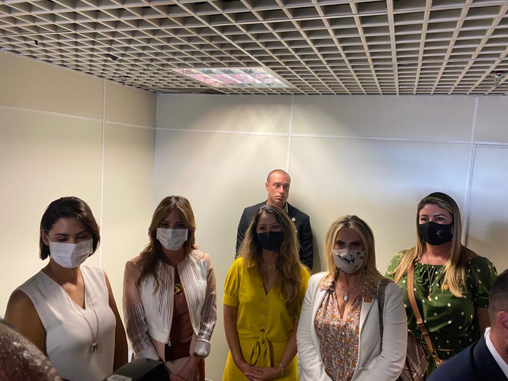 Comitiva do presidente Jair Bolsonaro chega em Foz do Iguaçu. Veja fotos! 2 mulherada