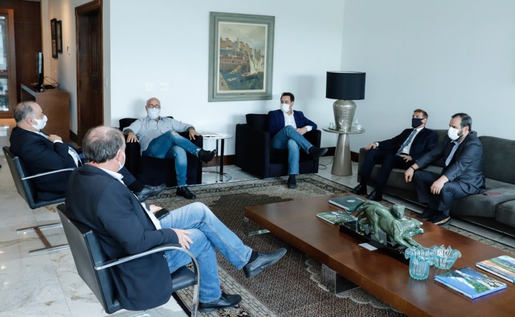 Governador Ratinho Junior recebe Fábio Camargo, presidente eleito do TCE-PR. Veja fotos do encontro! 1 ratinho e fabio camargo1