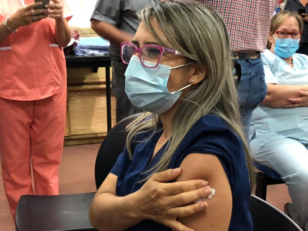 Moradores de Puerto Iguazú recebem as primeiras vacinas contra a Covid-19. Veja fotos! 2 vacina puerto iguazu1