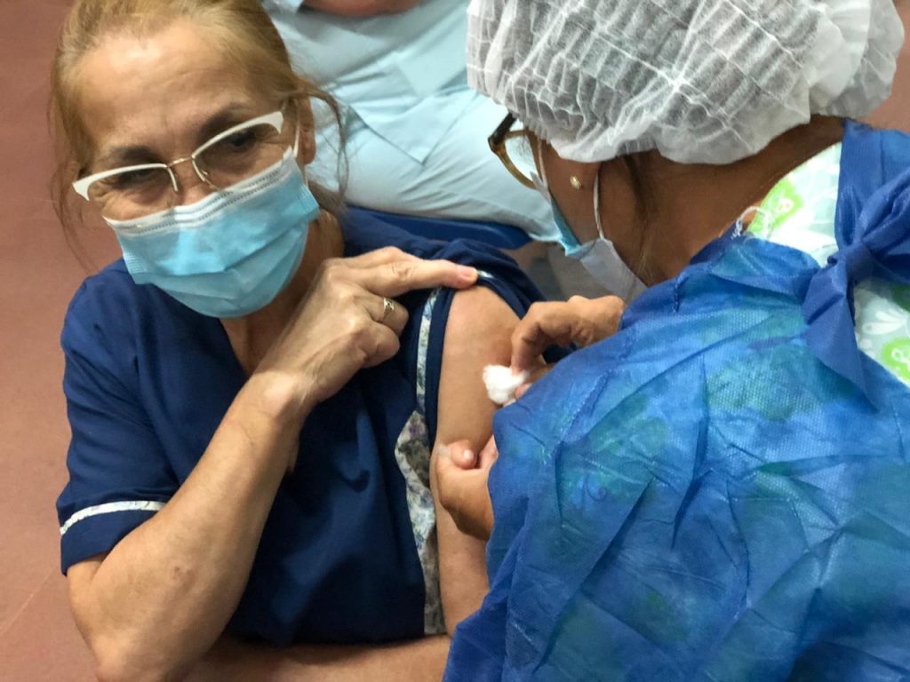 Moradores de Puerto Iguazú recebem as primeiras vacinas contra a Covid-19. Veja fotos! 3 vacina puerto iguazu2