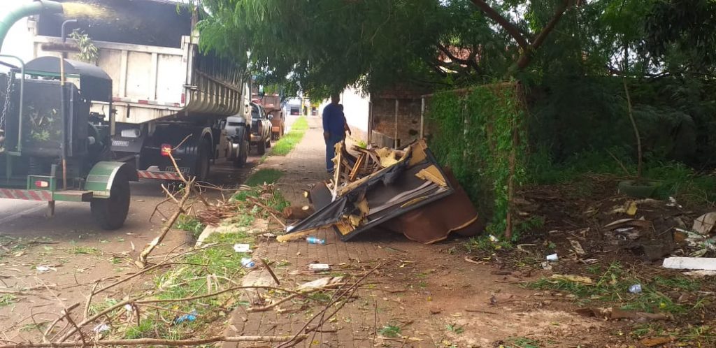 Força-tarefa da Prefeitura retira quase 60 toneladas de lixo de rios e córregos em apenas um dia 2 Multirao limpeza 1