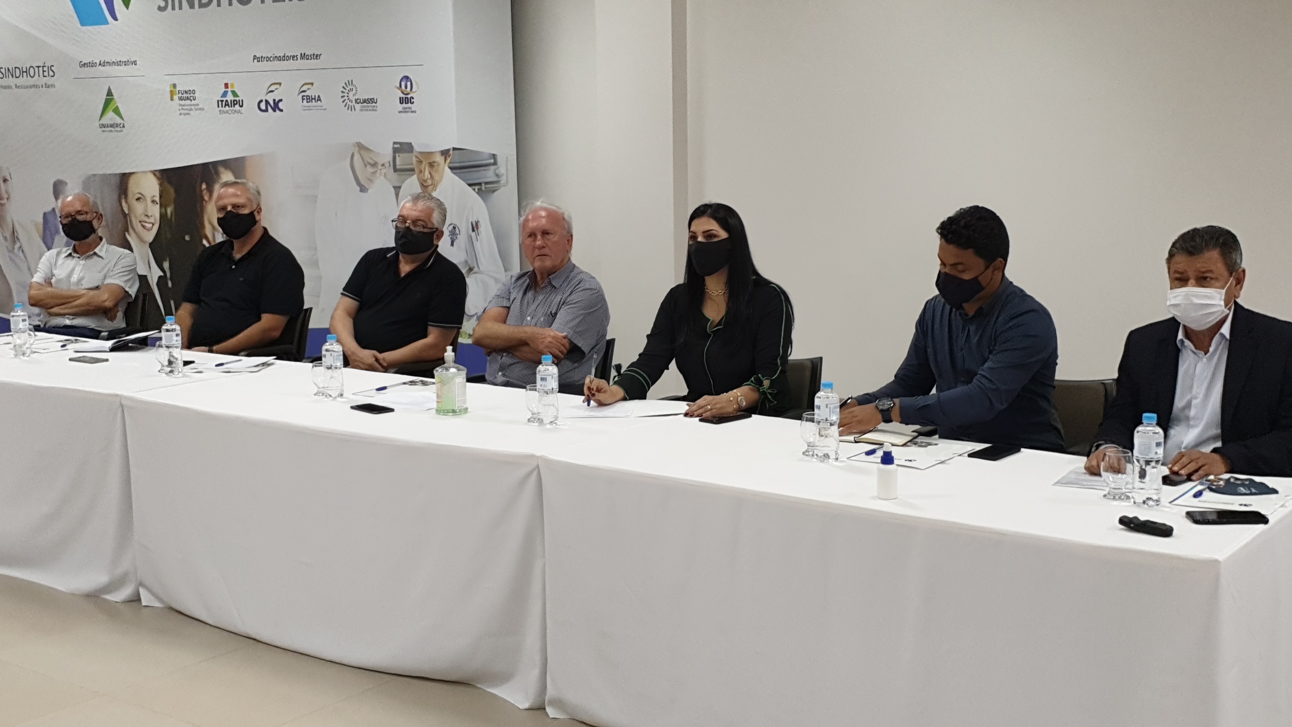 Representantes das instituicoes do turismo da Prefeitura e da Camara de Vereadores em reuniao no Sindhoteis Foto Divulgacao