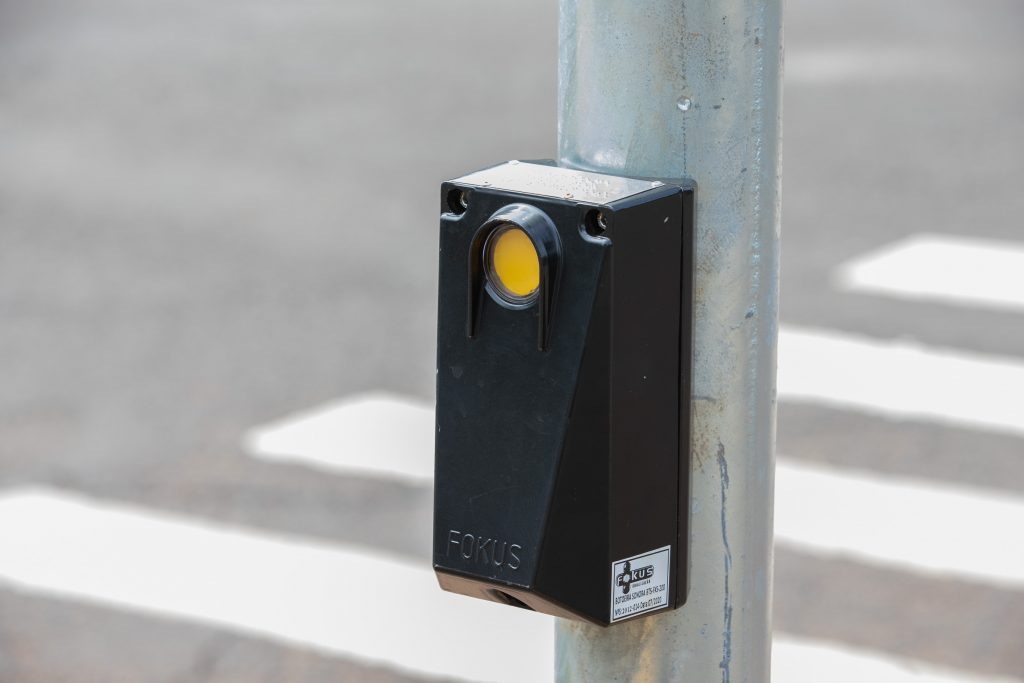 Semáforos inteligentes: dispositivo sonoro auxilia deficientes visuais em ruas de bairro de Foz do Iguaçu 1 SEMAFOROS INTELIGENTES VILA A 23
