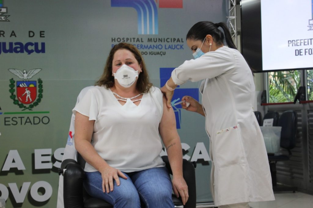 Profissionais da saúde dos hospitais Municipal e Costa Cavalcanti são os primeiros vacinados contra covid-19 em Foz do Iguaçu 3 vacinacao foz