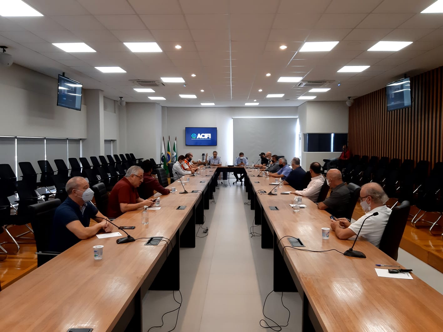 Representantes da ACIFI Codefoz Comtur e Codeleste entre outras entidades reuniram se com Chico Brasileiro neste sabado – Foto divulgacao