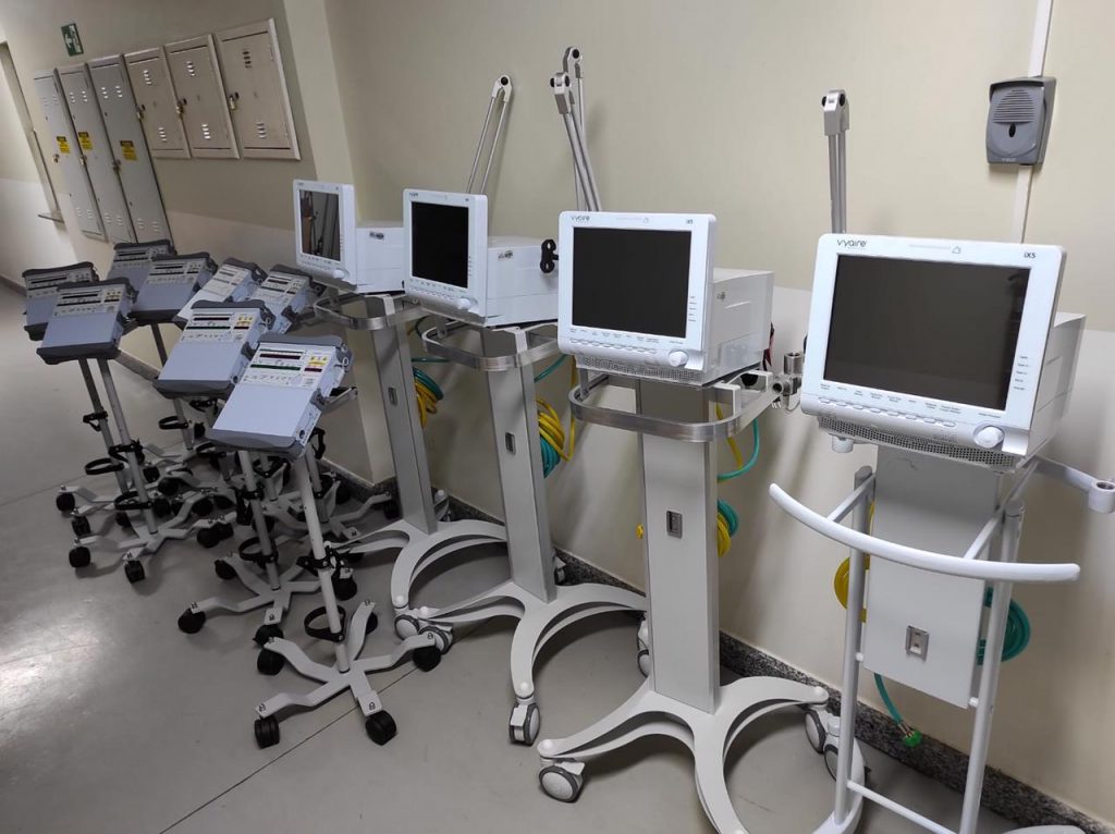 Hospital Municipal de Foz do Iguaçu recebe 15 respiradores e 20 monitores para atendimento à Covid-19 2 respiradores