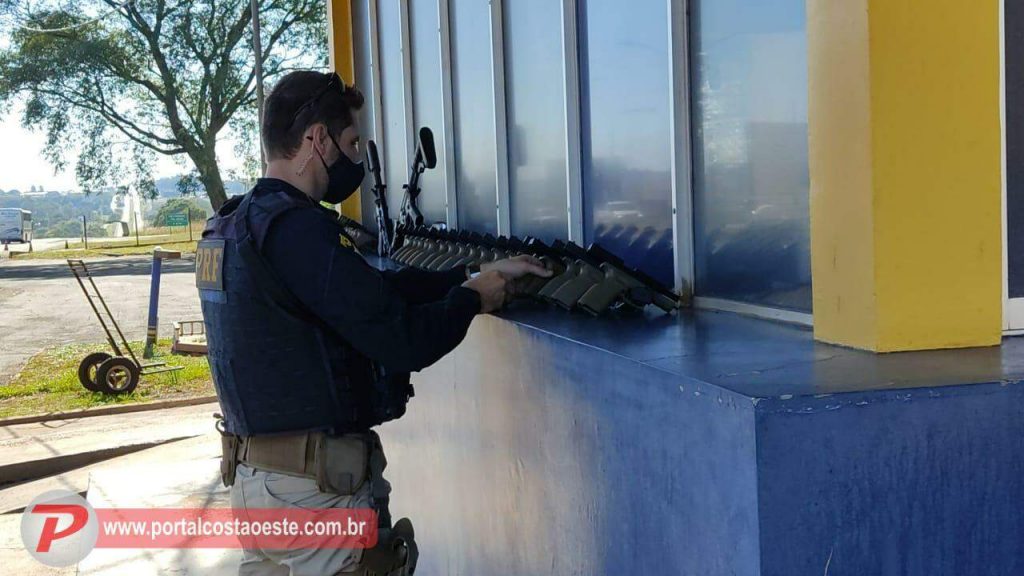 PRF apreende 2 fuzis, 31 pistolas e 62 carregadores em compartimento de veículo em São Miguel do Iguaçu 2 PRF armas