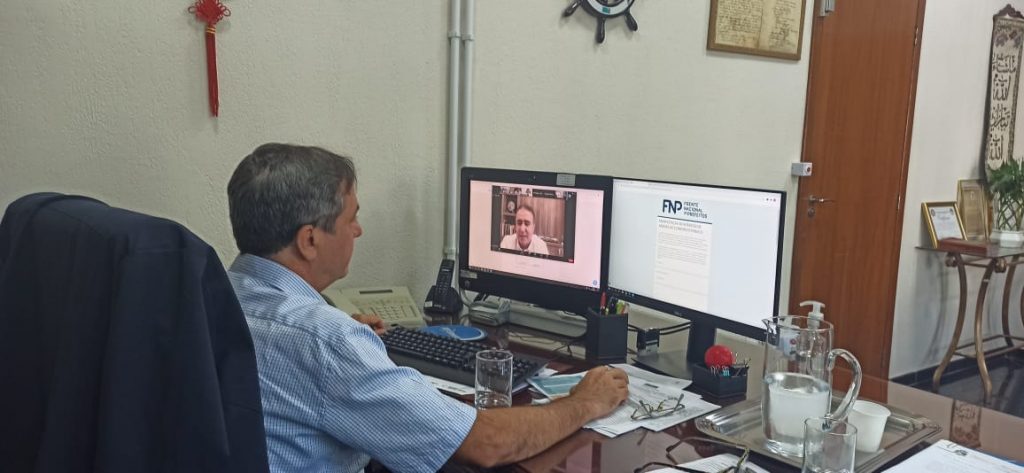Prefeito de Foz do Iguaçu assina termo para integrar consórcio da FNP para compra de vacinas contra a Covid-19 1 chico assina 2