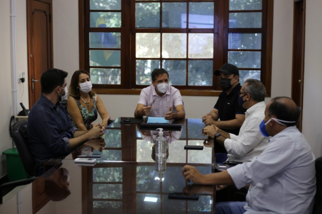Prefeito Chico Brasileiro entrega projeto para compra de vacinas à Câmara de Foz do Iguaçu 2 compras de vacina