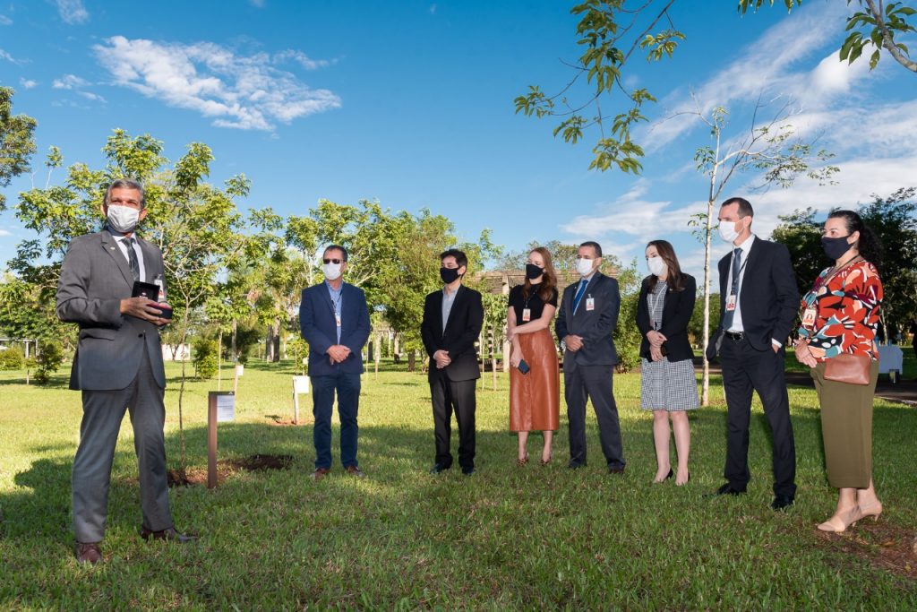 A poucos dias de deixar o cargo, Silva e Luna planta uma árvore na Itaipu 1 silva e luna