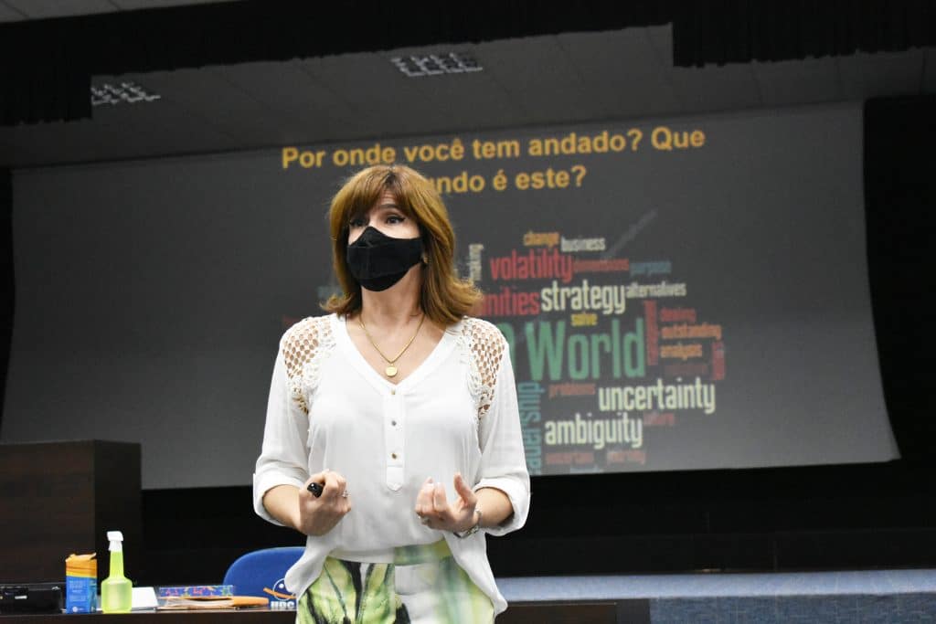 Começam aulas de Pós-graduação na UDC Medianeira de forma presencial 2 Aula Magna presencial com a professora Doutora Suzimeri Vilas Boas Pescador
