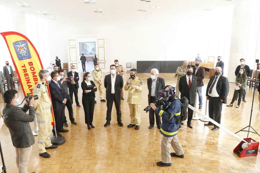 Corpo de Bombeiros do Paraná recebe simulador para treinamentos virtuais 4 bombeiros 6