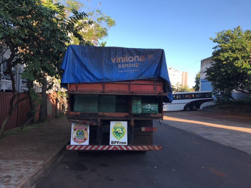 Policiais apreendem caminhão com cigarros contrabandeados em Santa Helena, no Oeste do Paraná 2 caminhao apreendido