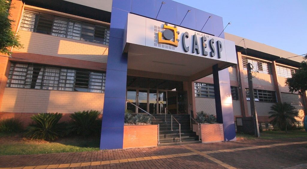 Lógica de Programação interage com demais disciplinas no Colégio CAESP 2 Caesp Medianeira