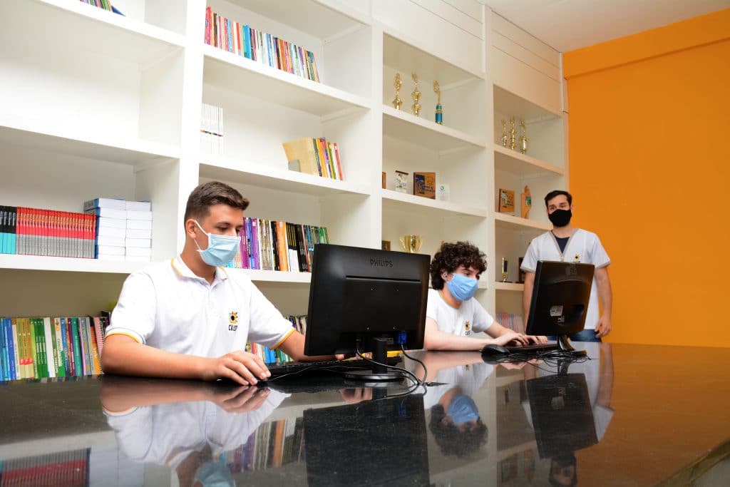 Lógica de Programação interage com demais disciplinas no Colégio CAESP 1 Inovacao e tecnologia na educacao forte e tradicional