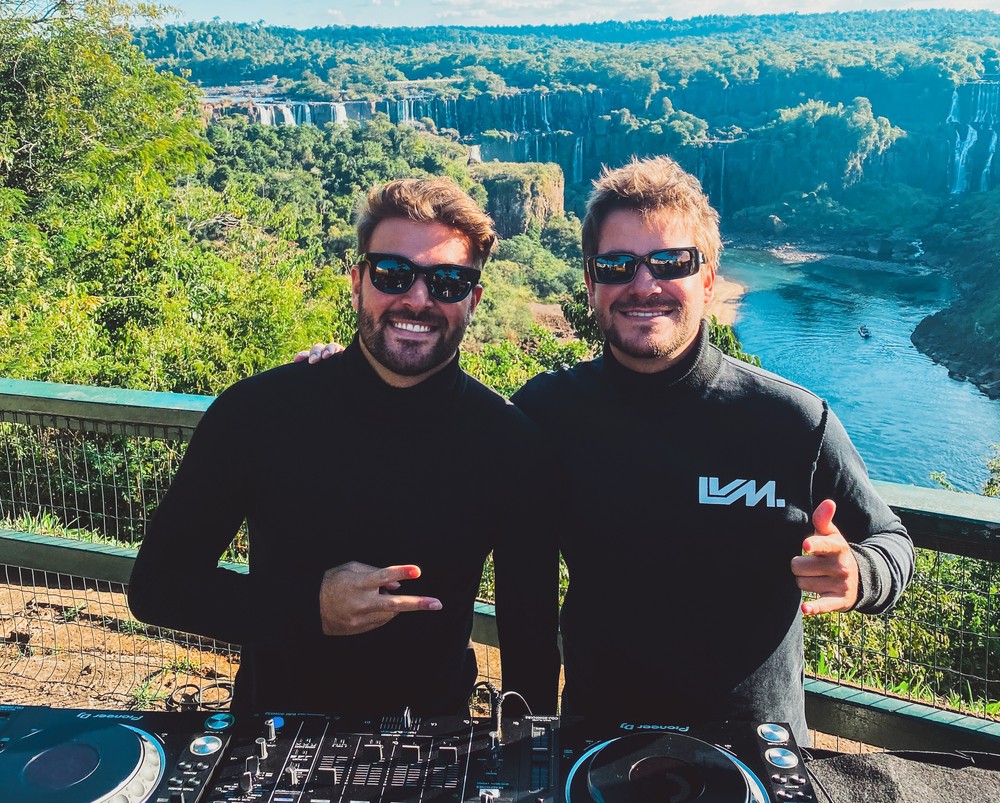 Dubdogz faz gravação nas Cataratas do Iguaçu em projeto musical pelo Brasil: 'Lugar com energia incrível', diz DJ 1 cataratas djs1