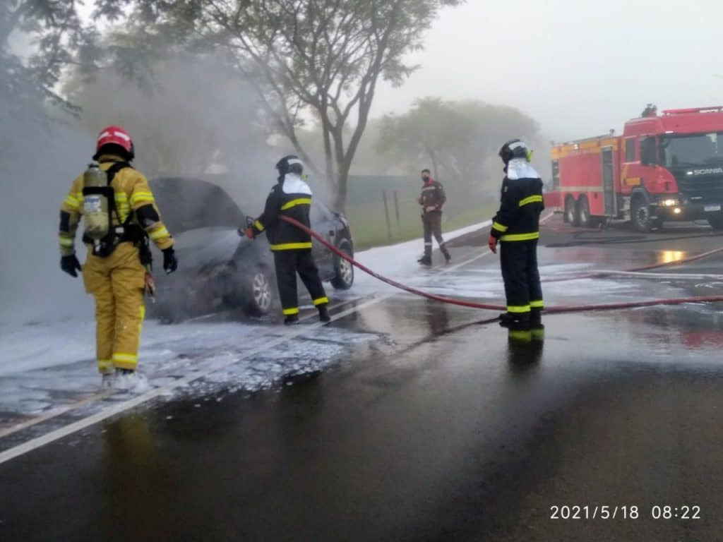Bombeiros de Itaipu atuam para liberar via após temporal de sexta-feira (21) 3 fogo em carro 1
