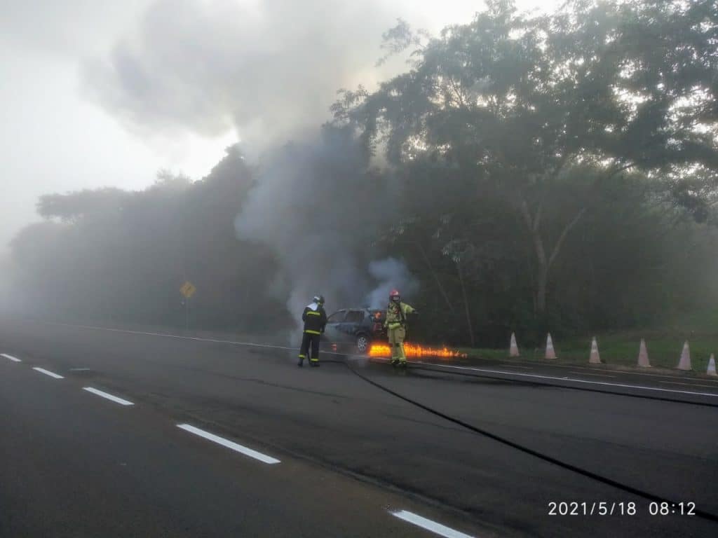 Bombeiros de Itaipu atuam para liberar via após temporal de sexta-feira (21) 2 fogo em carro 2