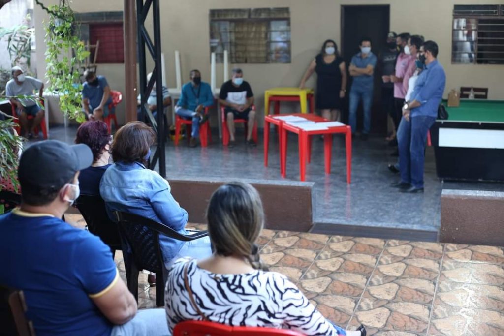 Chico Brasileiro assina ordem de serviço para pavimentação de 19 ruas no Parque Presidente em Foz 2 prefeito assina 2