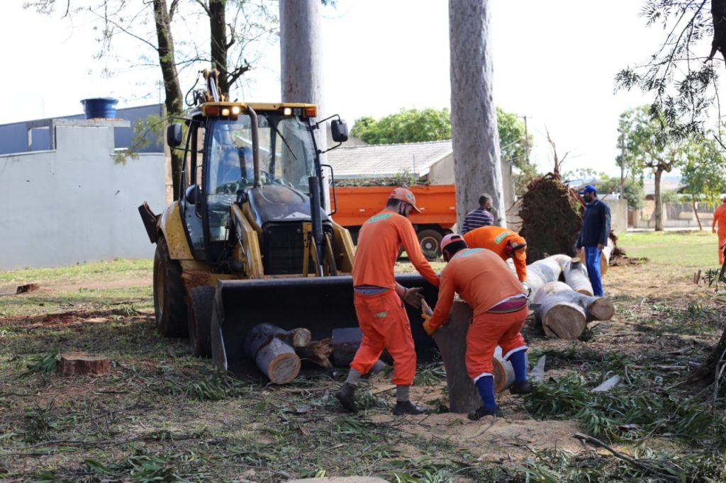 Após vendaval, Prefeitura de Foz do Iguaçu atua na limpeza das vias públicas 1 prefeitura foz 1