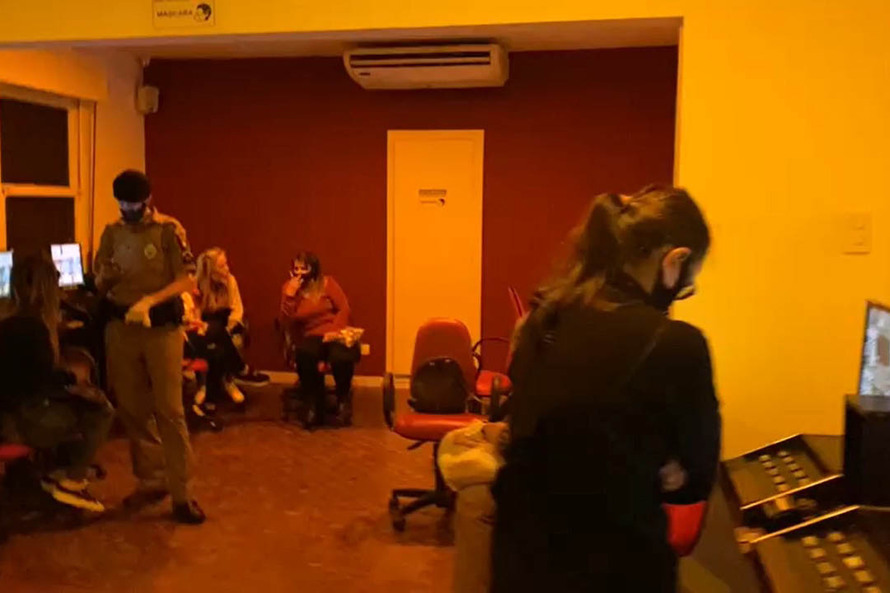 Fiscalização fecha 13 pontos comerciais e dispersa aglomerações em Curitiba 1 aifuuu