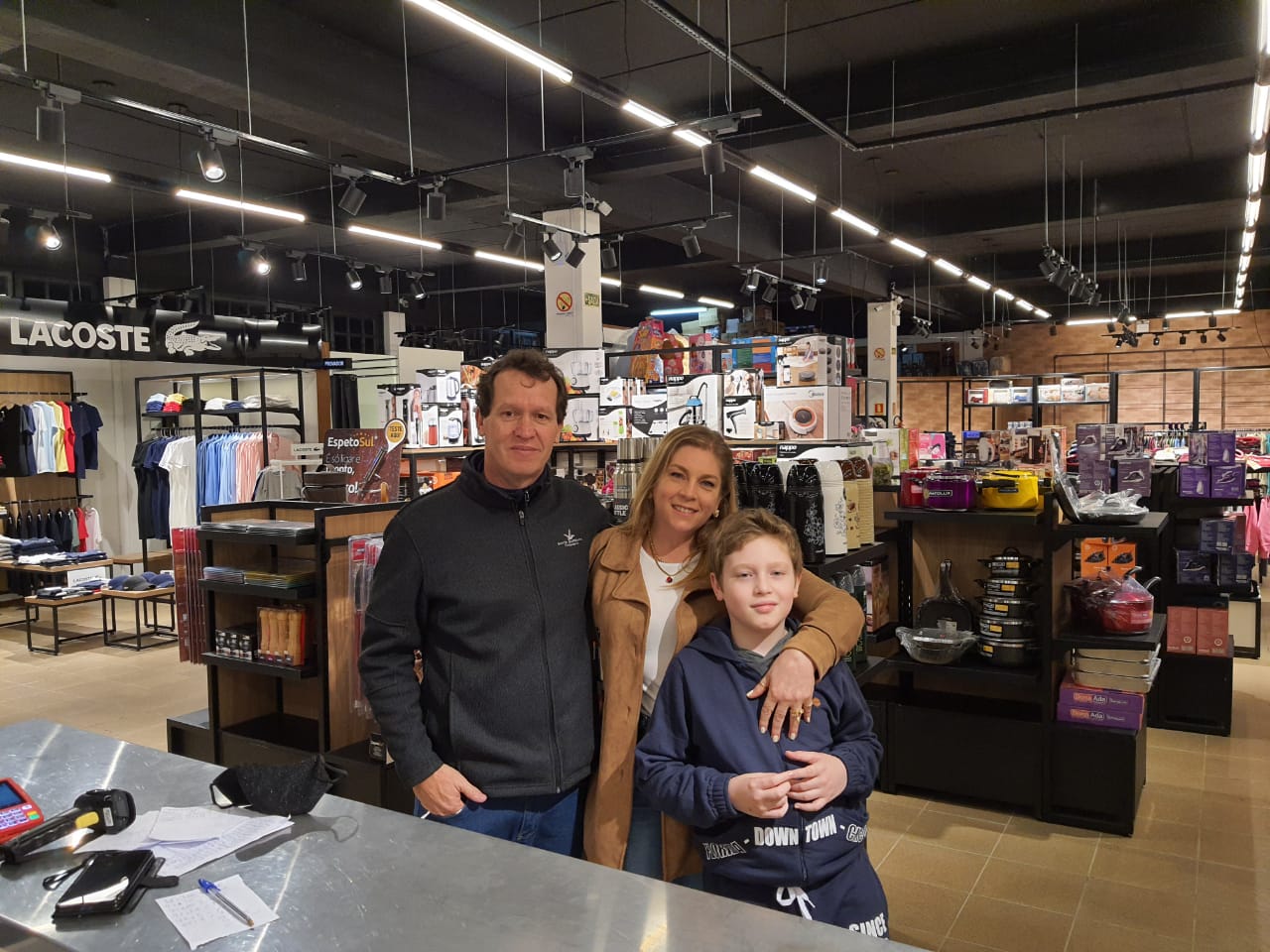 Os proprietarios do Free Shop Caraballat Garcia que fica em Jaguarao RS