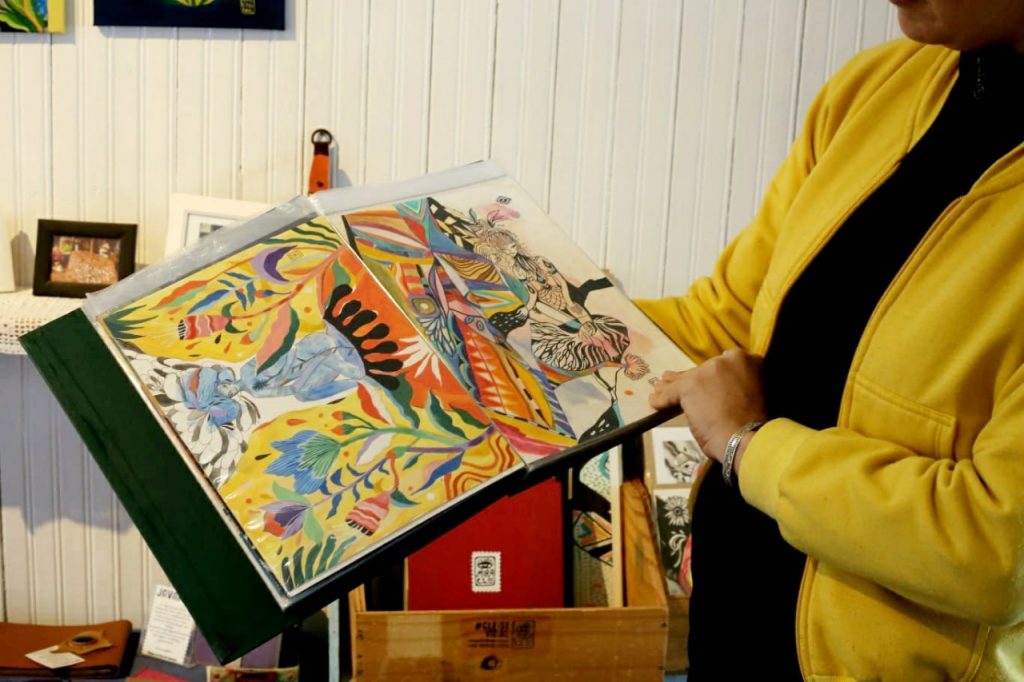 Artistas do Iguaçu: Com cores, símbolos e mistura de povos, Cleise Vidal pinta quadros sobre as sutilezas do mundo 2 arte 3