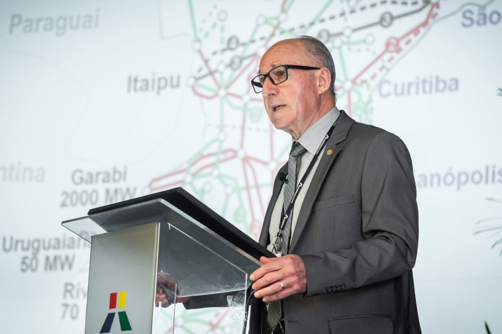 No Dia do Soldado, general Ferreira ministra aula sobre a Itaipu a alunos da Escola Superior de Guerra 1 general