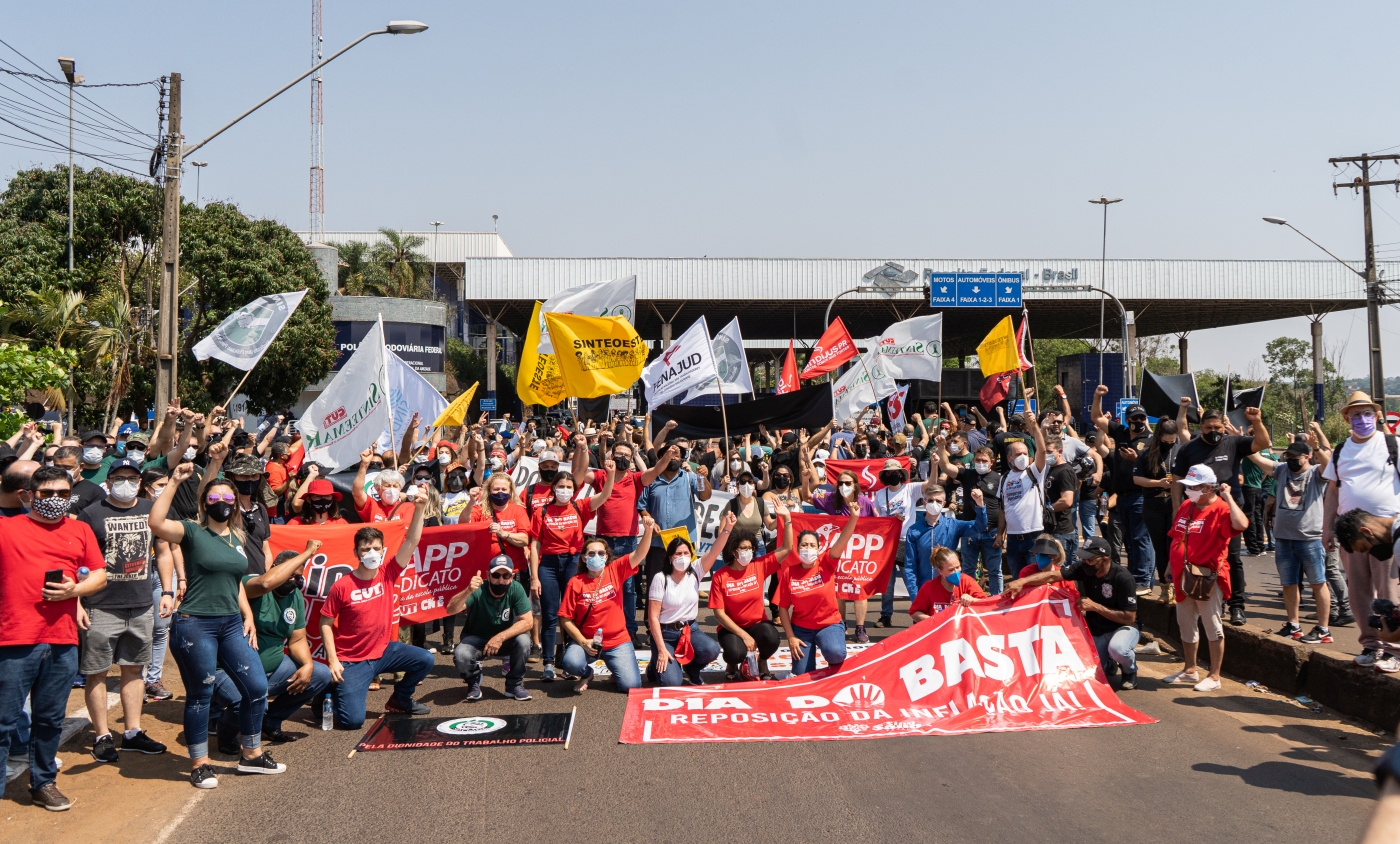O transito a Ponte da Amizade foi completamente interrompido uma hora – Foto Marcos Labanca
