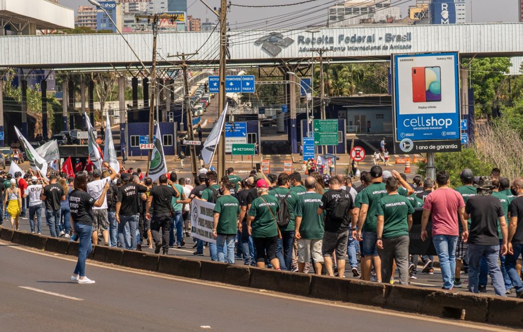 Servidores estaduais fecham acesso à Ponte da Amizade para cobrar reposição salarial 1 Profissionais do setor publico vieram de varias cidades do estado – Foto Marcos Labanca